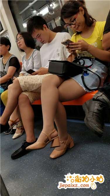 4k超清，地铁拍摄极品丝足美腿热裤美女姐姐