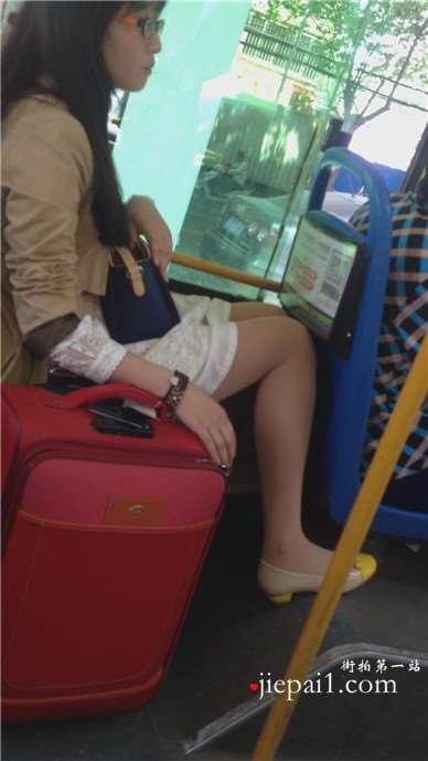 公交车上拍摄肉丝袜连衣裙女孩