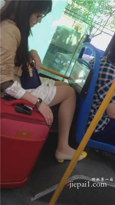 公交车上拍摄肉丝袜连衣裙女孩