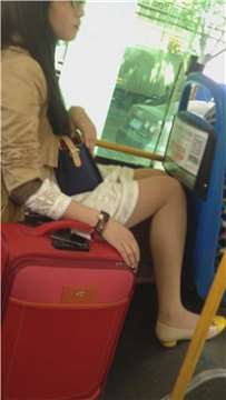 公交车上拍摄肉丝袜连衣裙女孩