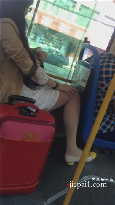 公交车上拍摄肉丝袜连衣裙女孩