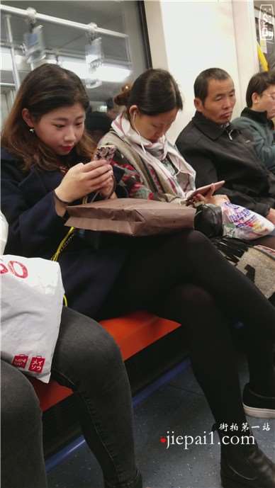 4k-地铁拍摄黑丝袜打底裤美眉