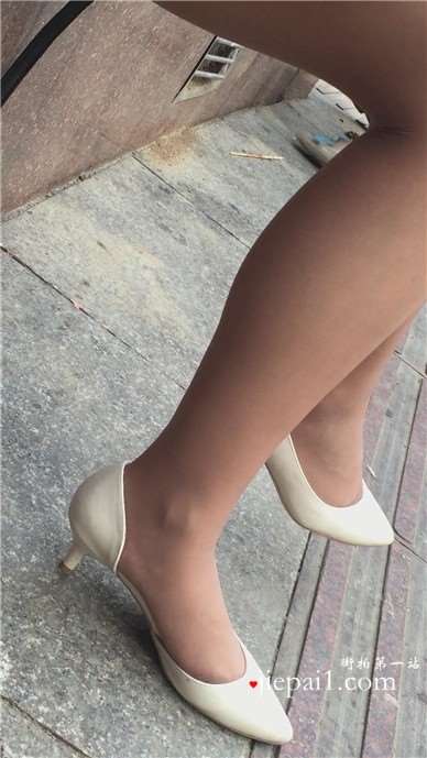 街拍极品肉丝高跟少女，诱人