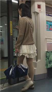 地铁超近拍摄美腿肉丝袜短裙美女