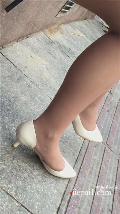 街拍极品肉丝高跟少女，诱人