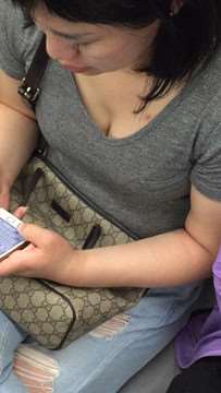 地铁拍摄丰满傲人双峰诱人沟沟美眉