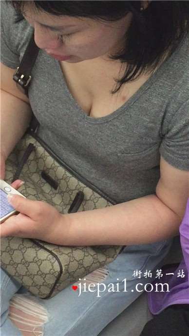 地铁拍摄丰满傲人双峰诱人沟沟美眉