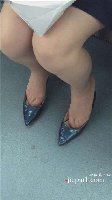 地铁拍摄尖嘴高跟美腿性感少妇