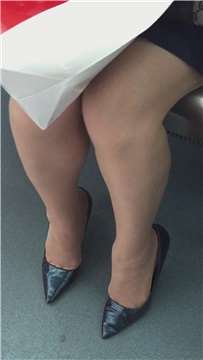 地铁拍摄尖嘴高跟美腿性感少妇
