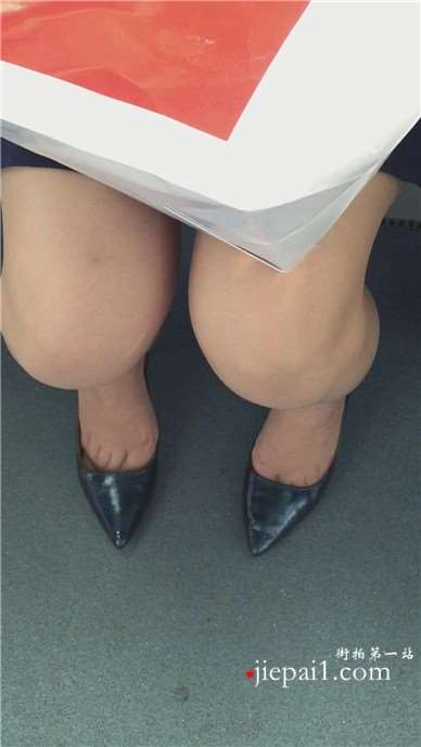 地铁拍摄尖嘴高跟美腿性感少妇