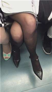 地铁拍摄尖嘴高跟黑丝性感美少妇
