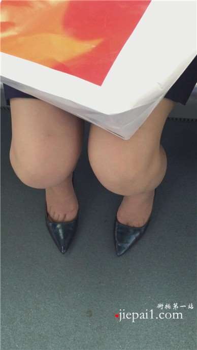 地铁拍摄尖嘴高跟美腿性感少妇