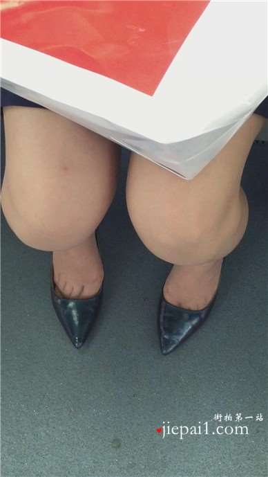 地铁拍摄尖嘴高跟美腿性感少妇