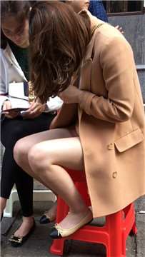 街拍性感光腿毛呢大衣小平底鞋美女