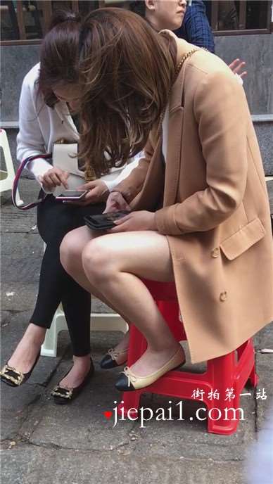 街拍性感光腿毛呢大衣小平底鞋美女
