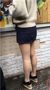 街拍极品美腿肉丝袜包臀裙美女