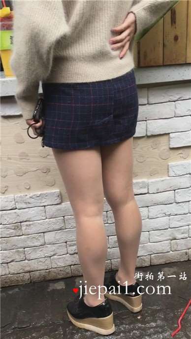 街拍极品美腿肉丝袜包臀裙美女