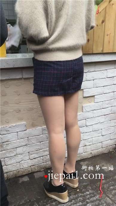 街拍极品美腿肉丝袜包臀裙美女