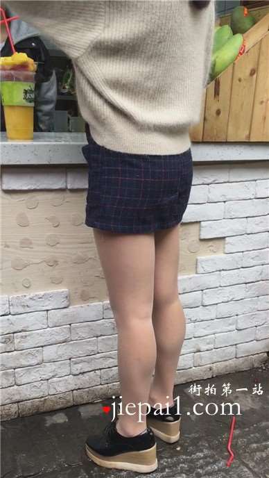 街拍极品美腿肉丝袜包臀裙美女
