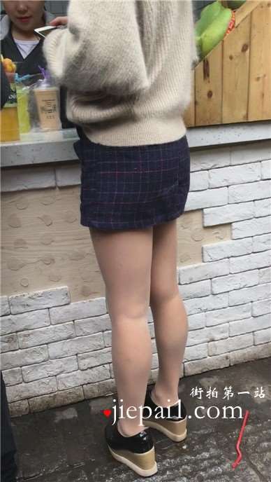 街拍极品美腿肉丝袜包臀裙美女
