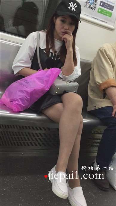 地铁上忧郁的美腿白鞋鸭舌帽美姐姐