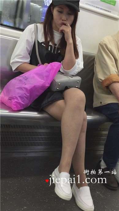 地铁上忧郁的美腿白鞋鸭舌帽美姐姐