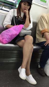 地铁上忧郁的美腿白鞋鸭舌帽美姐姐