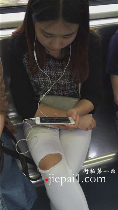地铁街拍破洞紧身白牛小妹