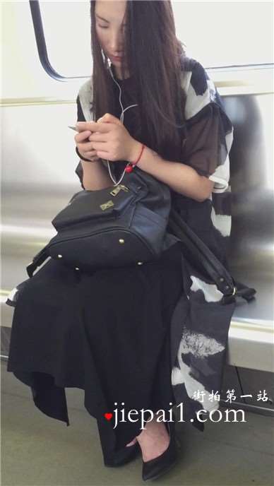 地铁拍摄高跟美足安静美姐姐