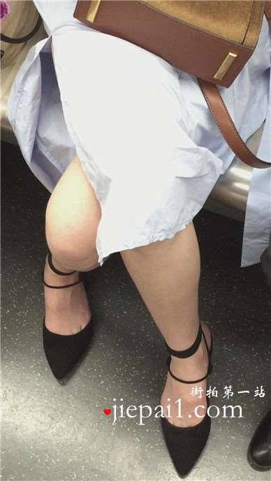 地铁拍摄低头玩手机的小清新美女