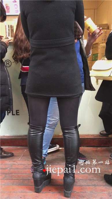 街拍丝袜打底裤皮靴美少妇