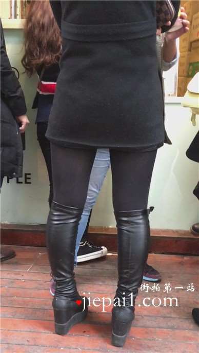 街拍丝袜打底裤皮靴美少妇