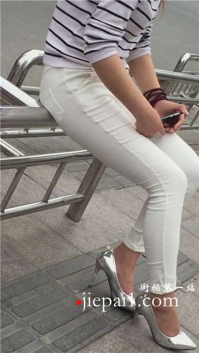 街拍妹子一双骚气的银白高跟鞋，腿腿更是修长性感
