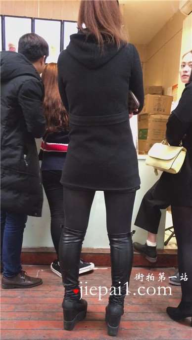 街拍丝袜打底裤皮靴美少妇