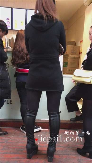 街拍丝袜打底裤皮靴美少妇