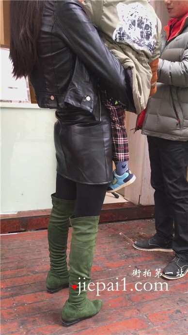 街拍颜值超高的修长美腿皮裙丝袜打底裤少妇