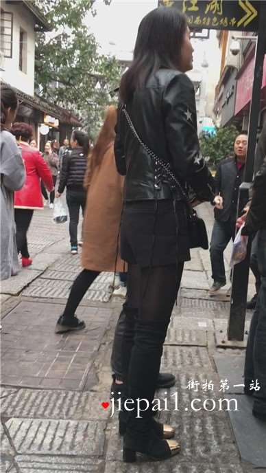 街拍黑丝袜美腿长筒靴美少妇