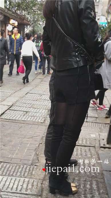 街拍黑丝袜美腿长筒靴美少妇