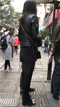 街拍黑丝袜美腿长筒靴美少妇