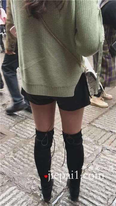 逛街偶遇性感美腿长筒靴小姐姐