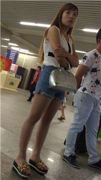 清纯热裤美腿女孩在等地铁