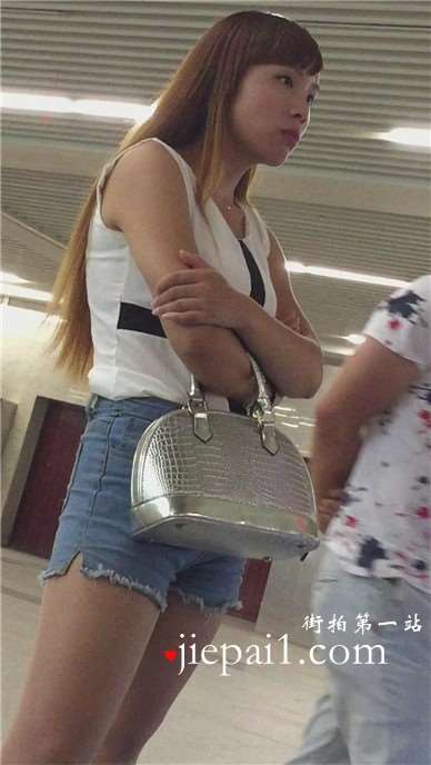 清纯热裤美腿女孩在等地铁