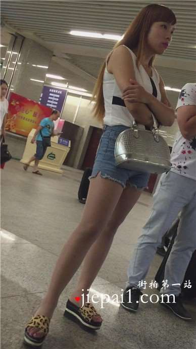 清纯热裤美腿女孩在等地铁