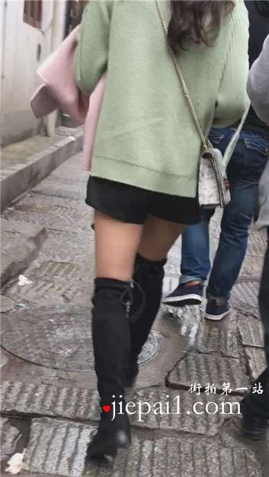 逛街偶遇性感美腿长筒靴小姐姐