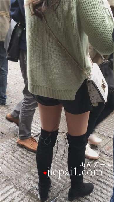 逛街偶遇性感美腿长筒靴小姐姐