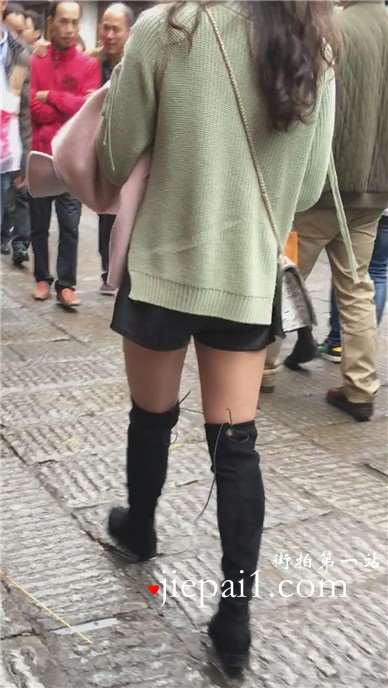 逛街偶遇性感美腿长筒靴小姐姐