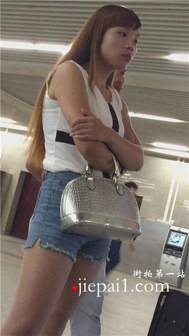 清纯热裤美腿女孩在等地铁