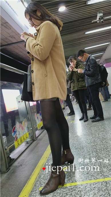 4k-地铁站街拍黑丝长腿毛呢外套美女姐姐