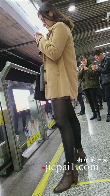 4k-地铁站街拍黑丝长腿毛呢外套美女姐姐