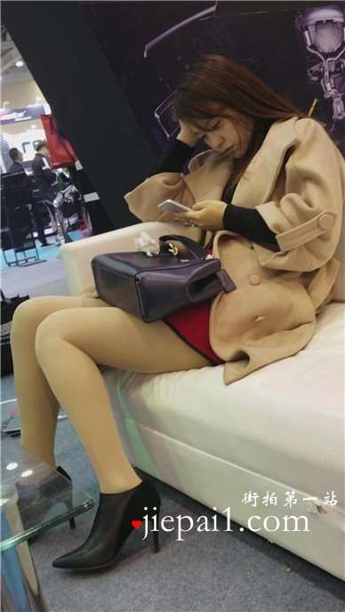 沙发上专心低头玩手机的肉丝袜美腿女神姐姐